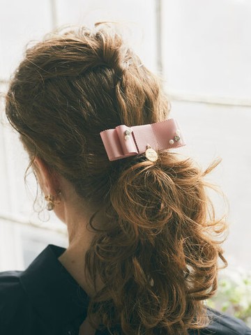 甜美珍珠墜飾羅紋緞帶造型髮夾(8A42FHJ0300) - Maison de FLEUR