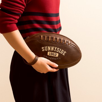 日本Magnets潮流運動風格設計橄欖球造型皮革設計手拿包