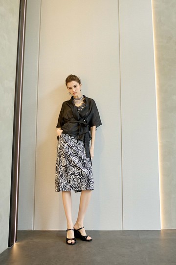 R字黑白玫瑰花中長窄裙