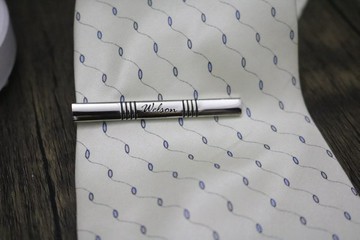 專屬印記彰顯不凡刻字領帶夾打造你的獨特標識