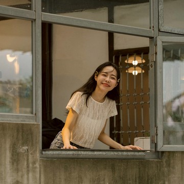 緹花蕾絲造型透膚短版上衣 兩色售