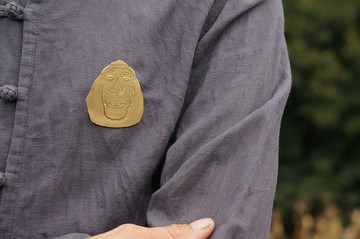 手工鏨刻黃銅男士胸針 微笑猩猩可客製
