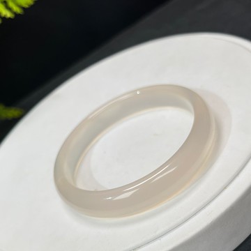 高品質 灰白瑪瑙手鐲 54MM 冰潤起剛龍鱗紋玉髓手環 自然希望活力