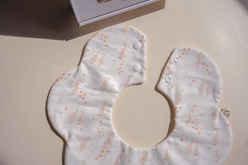 吉利鵝鵝 寶寶圍兜兜 花兜