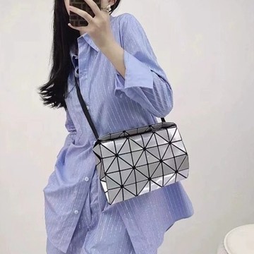 斜背包 側背包 包包女 小方包 小包包 便攜包 隨身小包 幾何包包 菱格包包 可愛包包 個性包包 交換禮物 送禮 523