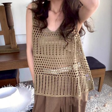 La Belleza簡約V領素色鏤空洞洞薄款針織背心+細肩帶胸墊內搭