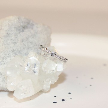 【公主冠冕】18K 白金色 0.22克拉鑲邊鑽石線戒