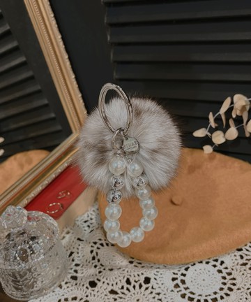 珍珠串串腕帶狐毛球圓牌彈簧釦吊飾-霜白-小美好系列(BC96526-91)