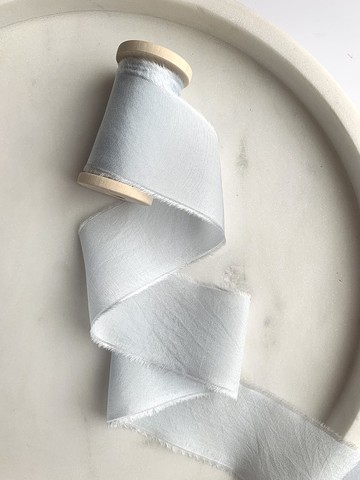 淡藍色絲帶/木線軸上的手工染色絲帶