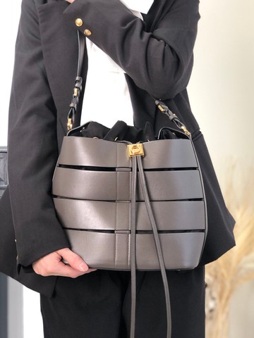 【 日本直送 名牌中古包 】Salvatore Ferragamo  સલવાટોર ફેરાગામો 肩背包 灰色 皮革 束口 de3dye