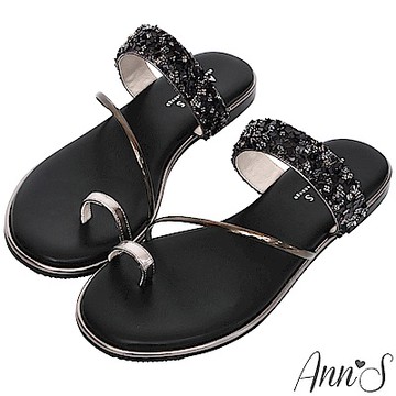 Ann’S女神光芒-鑽石糖碎石套拇指軟金屬平底寬版涼拖鞋-黑