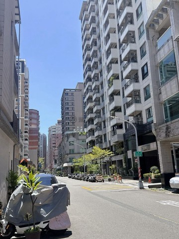 榮總商圈｜透天店面住宅｜路寬、採光絕佳｜高雄市左營區榮德街