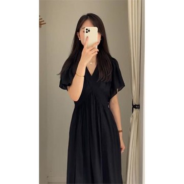 法式赫本風氣質連衣裙2025年高級感超好看梨型身材v領顯瘦小黑裙