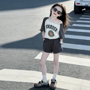 【中大女童/親子裝】韓系字母印花斜肩上衣+休閒短褲套裝