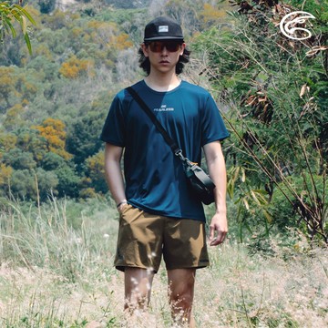 ADISI 男緹花洞洞圓領排汗抑菌消臭圖騰上衣 AL2411059 (M-2XL)｜透氣 吸濕排汗 快乾 輕量 彈性 排汗衣