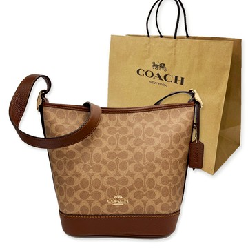 【COACH】新款C LOGO斜背水桶包附紙袋(大款-焦糖)