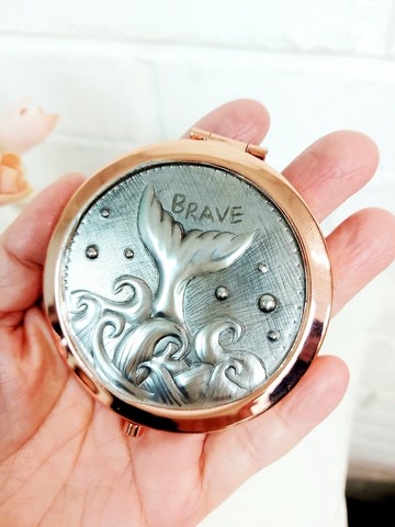 【客製化】幸運鯨魚尾巴 錫雕隨身鏡(可刻字)