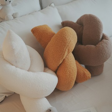 棉床本舖 扭結抱枕 3色可選 百搭時尚 療癒QQ毛 【超商限購一顆】交換禮物