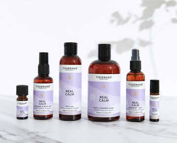 安穩心靜豪華套組六件組-薰香精油9ml.按摩油100ml.居家噴霧100ml.沐浴油200ml.沐浴膠400ml.隨身滾珠瓶10ml Real Calm Set