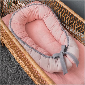 閃亮的粉紅色細布女嬰巢