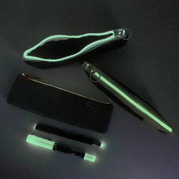 帶有可擴展角撐的大容量筆袋　夜光