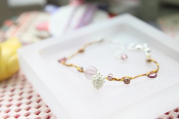 KNIT WITH LOVE 法國古董線 紫玉髓配銀色小松果手鍊