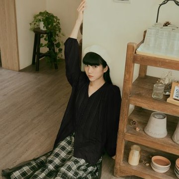 OB嚴選中大尺碼-皺皺感V領排釦縮口袖造型上衣《AB18956》