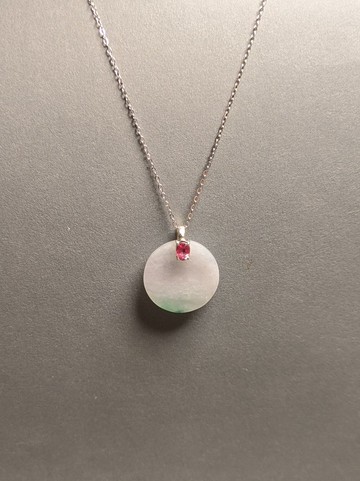 天然緬甸意境春彩無事牌翡翠 鑲天然(粉紅)藍寶石 銀配件 吊墜