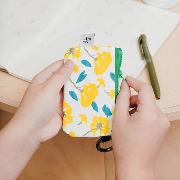 【錦源興】黃花扣環零錢包 l 鑰匙 卡片 耳機 卡夾 通勤 印花