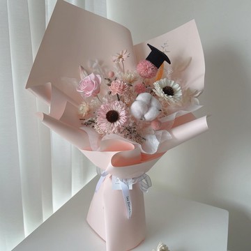 SEE 看見花藝設計|畢業季|索拉向日葵|永生玫瑰|粉色青春畢業花束