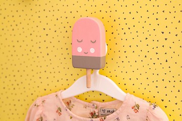 天然木材製成的托兒所用冰淇淋衣服牆鉤