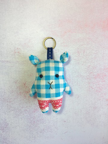 +藍格紋紅褲+小鹿鑰匙圈