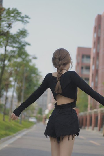 短款漏肚臍長袖T恤新百搭寬松鏤空打底小衫圓領小心機露背打底衫1入