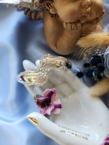 浮雕玫瑰藤線壓紋老鍍銀彈簧袖口手環/美國西洋古董飾品