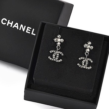 CHANEL 經典雙C LOGO水鑽鑲飾花花造型垂墜穿式耳環-古銀色