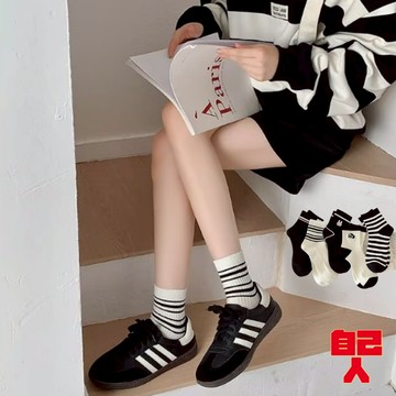 【自己人】男襪 女襪 中筒襪 棉襪 學院風 經典條紋 可愛刺繡 黑白色系 日系襪子 男女中筒襪百搭 情侶款AWS2363