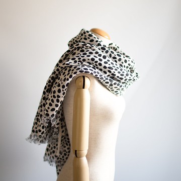 手揉麻Yangyanagi的友禪染色，斑點狗圖案，大幅面披肩SG04