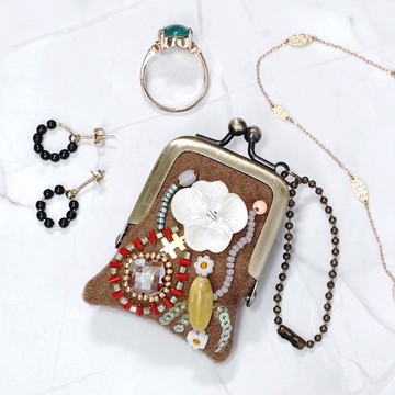 迷你珠飾刺繡零錢包 No.85, 駝色×羊毛, 可作項鍊・包包吊飾, 飾品收納盒, 獨一無二 耳環 新娘飾品 耳夾