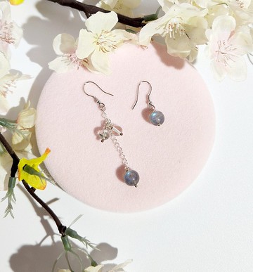 優雅清新 - 天然藍光灰月光石/滿天星千層塔綠幽靈/白水晶耳環