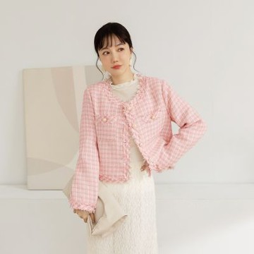 OB嚴選中大尺碼-小香風光澤織紋珍珠釦鬚邊外套《EA3859》