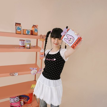 QUEENSHOP_S 女裝 波波冰狗室 點點削肩繞脖綁帶背心 兩色售 現+預 【01099918】