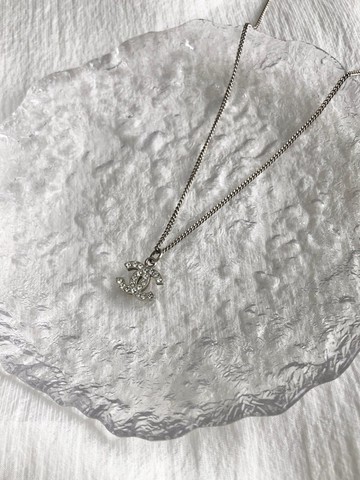 【 日本直送 名牌中古包 】CHANEL 香奈兒 項鍊 銀色 經典雙C logo 萊茵石 vintage 古董 wsf6m8