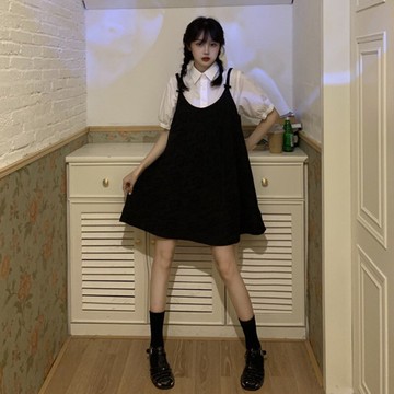 法式復古黑色吊帶連衣裙女夏季年新款裙子設計感小眾顯瘦短裙