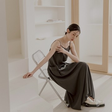 QUEENSHOP_ S 女裝 簡約大口袋細肩帶長洋裝-灰 現+預 【01087096】