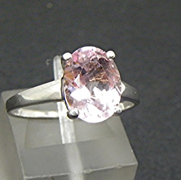 14K 白 K 金訂婚戒指，鑲嵌 AAA 等級 10x8 公釐、2.43 克拉的粉紅色摩根石。