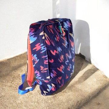 MOKUYOBI / Tucson Bag / L.A 空運繽紛隨性塗鴉風格印花旅行必備多功能筆電後背包 - 深藍色