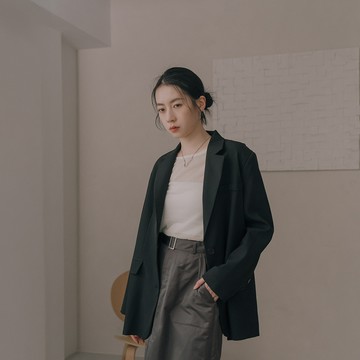 素面後開衩設計西裝外套-黑
