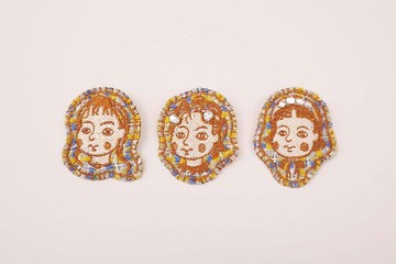 【Little Fairies】女孩刺繡天然淡水珍珠皮革別針胸針- 毛呢藍黃