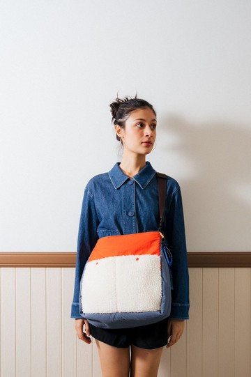 Fluffy Lively 托特包：奶油白 & 藍色