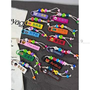 🌟臺灣出貨🌟ins韓國幼兒園寶寶姓名彩色刺繡字母卡通書包飄帶掛件編繩鑰匙扣 姓名吊牌 姓名掛牌 書包姓名吊牌